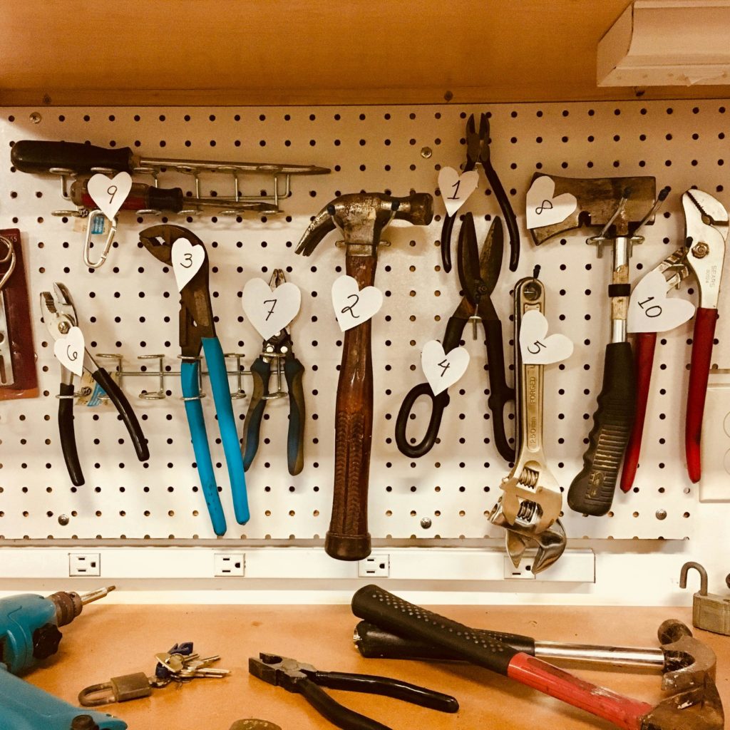 traduire les outils courants en anglais: marteau, tournevis, pince, ciseaux